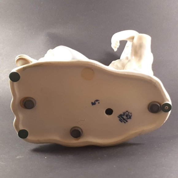 Tengra Spanish figurine boy sitting on beautiful shiny porcelain tree trunk - Picture 8 of 11